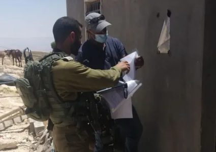 الاحتلال يخطر بوقف العمل بمنزلين وغرفتين وحظيرة في مسافر يطا