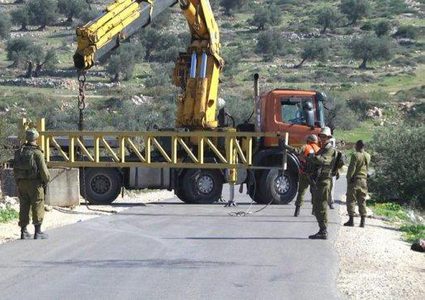 قوات الاحتلال تغلق طريق عزبة الطبيب- عزون ببوابة حديدية