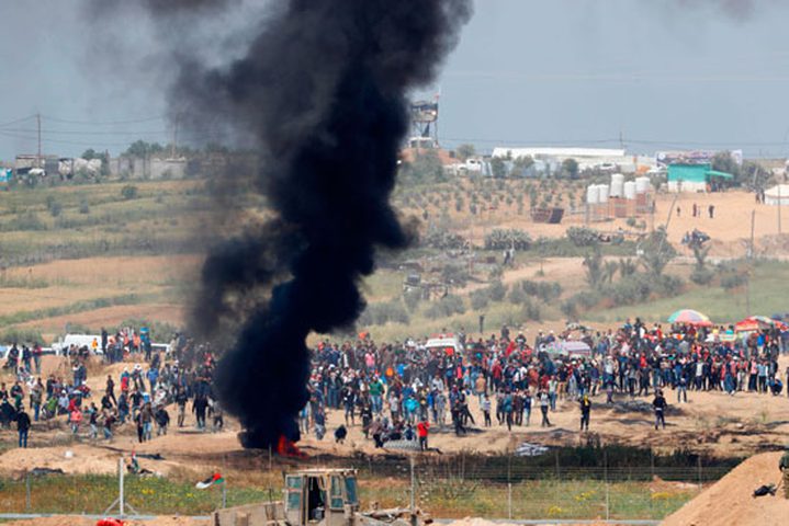 فلسطينيون يشعلون الإطارات المطاطية على حدود شرق غزة