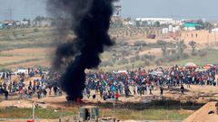 فلسطينيون يشعلون الإطارات المطاطية على حدود شرق غزة