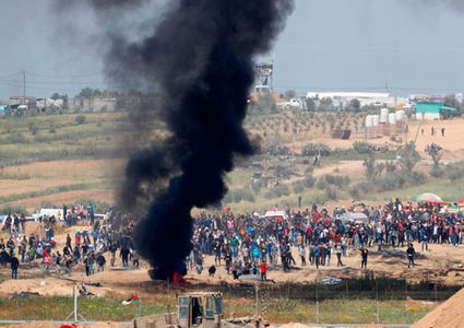 فلسطينيون يشعلون الإطارات المطاطية على حدود شرق غزة