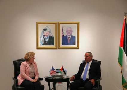 الشيخ يطالب بالضغط على إسرائيل لوقف الإجراءات الأحادية كافة