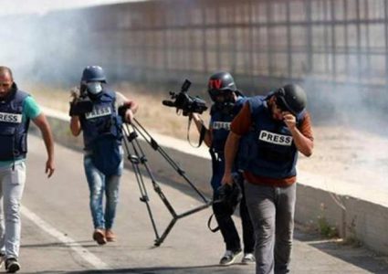 الاحتلال يطلق النار على الصحفيين في جنين ويحاصر أحدهم