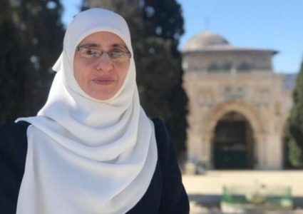 الاحتلال يمنع المرابطة هنادي الحلواني من دخول "الأقصى" ويستدعيها للتحقيق