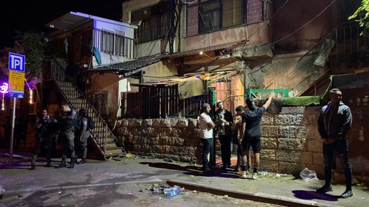 مستوطنون يهاجمون منازل المواطنين جنوب الخليل