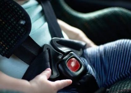 عكا: مصرع طفلة اختناقًا إثر نسيانها داخل سيارة