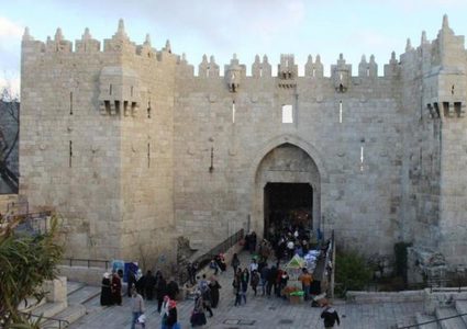 الاحتلال يبعد مقدسيا عن باب العمود بالقدس