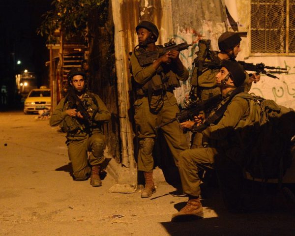 بيت لحم : إصابة شاب بالرصاص الحي واعتقال فتى في مخيم الدهيشة