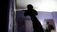 جيش الاحتلال ينشر صور توثّق أعمال زرع المتفجرات في منزل عائلة الأسير كمال جوري بمدينة نابلس، قبيل تفجيره فجر اليوم الخميس.