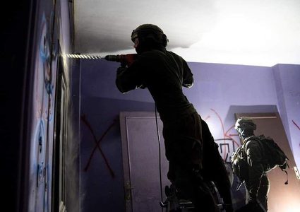 جيش الاحتلال ينشر صور توثّق أعمال زرع المتفجرات في منزل عائلة الأسير كمال جوري بمدينة نابلس، قبيل تفجيره فجر اليوم الخميس.