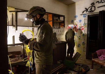 جيش الاحتلال ينشر صور توثّق أعمال زرع المتفجرات في منزل عائلة الأسير كمال جوري بمدينة نابلس، قبيل تفجيره فجر اليوم الخميس.