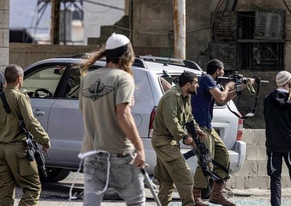 مستوطنون يعتدون على مركبات المواطنين جنوب الخليل