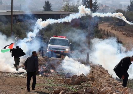 إصابات بالاختناق جراء قمع الاحتلال مسيرة بيت دجن شرق نابلس