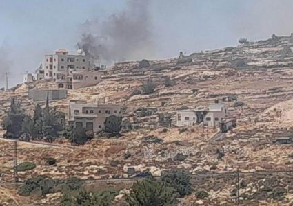 أم الصفا : إحراق 10 منازل و7 مركبات في عدوان المستوطنين المتواصل