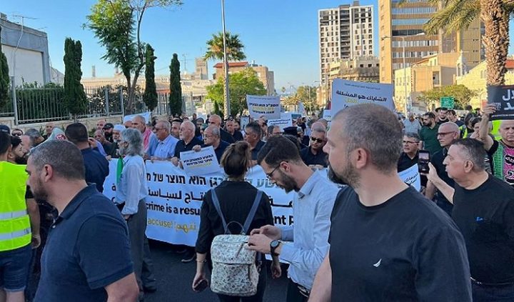حيفا: الآلاف يتظاهرون ضد استفحال الجريمة وتواطؤ شرطة الاحتلال