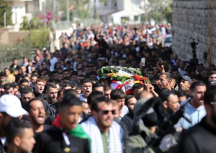 جماهير غفيرة تشيع جثمان الشهيد طارق ادريس في نابلس