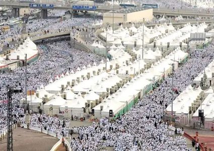 حجاج بيت الله الحرام يتوافدون إلى مشعر مِنَى