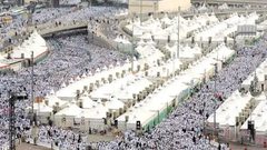 حجاج بيت الله الحرام يتوافدون إلى مشعر مِنَى