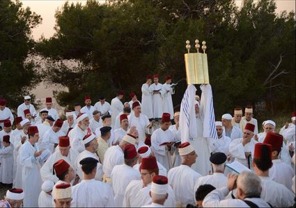 السامريون يحجون إلى قمة جرزيم احتفالا "بعيد الحصاد"