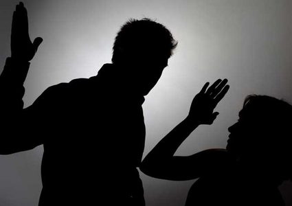 جسر الزرقاء: اعتقال شخص بتهمة الاعتداء على زوجته وطعنها بالسكين