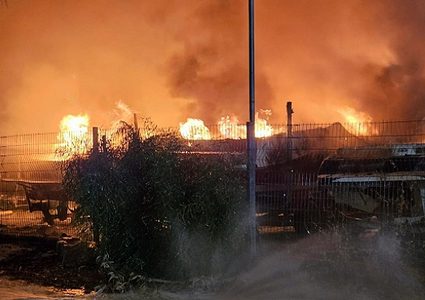 طبرية: مجهولون يضرمون النيران في ما يقارب 15 قاربًا للصيد