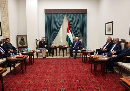 الرئيس عباس يستقبل وفدا من الجامعة العربية