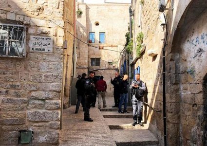 طواقم بلدية الاحتلال تقتحم بلدة سلوان