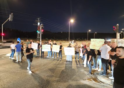 إغلاق شارع في مفرق مجد الكروم احتجاجًا على استفحال الجريمة بالداخل المحتل