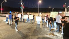 إغلاق شارع في مفرق مجد الكروم احتجاجًا على استفحال الجريمة بالداخل المحتل