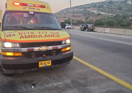 مصرع شاب 25 عامًا في حادث طرق وقع بين سيارة وشاحنة