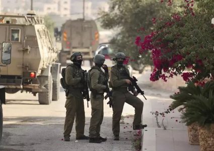 الاحتلال يشن حملة تفتيش واسعة في القدس ويسرق مبالغ مالية ومركبات