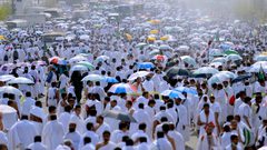 ضيوف الرحمن يتوجهون إلى منى لقضاء يوم التروية