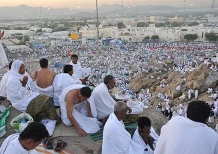 الحجاج يؤدون عند عرفات الركن الأعظم للحج