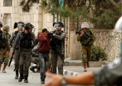 قوات الاحتلال تعتقل شابين خلال مواجهات عند المدخل الشمالي للرام