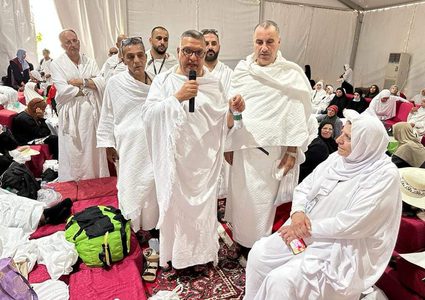 سماحة الشيخ حاتم البكري وزير الأوقاف والشؤون الدينية ورئيس بعثات الحج الفلسطينية خلال تفقده خيام الحجاج في مخيم فلسطين على مشعر عرفة..