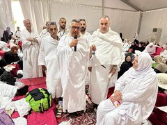 سماحة الشيخ حاتم البكري وزير الأوقاف والشؤون الدينية ورئيس بعثات الحج الفلسطينية خلال تفقده خيام الحجاج في مخيم فلسطين على مشعر عرفة..