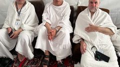 سماحة الشيخ حاتم البكري وزير الأوقاف والشؤون الدينية ورئيس بعثات الحج الفلسطينية خلال تفقده خيام الحجاج في مخيم فلسطين على مشعر عرفة..