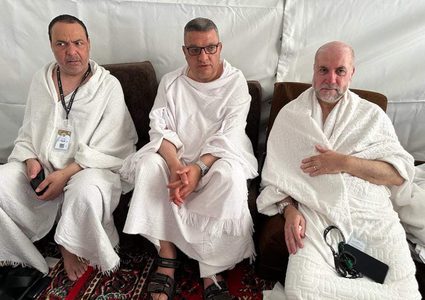 سماحة الشيخ حاتم البكري وزير الأوقاف والشؤون الدينية ورئيس بعثات الحج الفلسطينية خلال تفقده خيام الحجاج في مخيم فلسطين على مشعر عرفة..