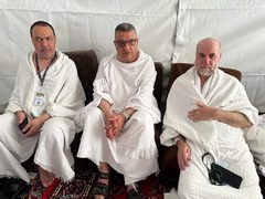 سماحة الشيخ حاتم البكري وزير الأوقاف والشؤون الدينية ورئيس بعثات الحج الفلسطينية خلال تفقده خيام الحجاج في مخيم فلسطين على مشعر عرفة..