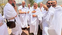 سماحة الشيخ حاتم البكري وزير الأوقاف والشؤون الدينية ورئيس بعثات الحج الفلسطينية خلال تفقده خيام الحجاج في مخيم فلسطين على مشعر عرفة..