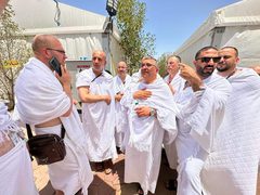 سماحة الشيخ حاتم البكري وزير الأوقاف والشؤون الدينية ورئيس بعثات الحج الفلسطينية خلال تفقده خيام الحجاج في مخيم فلسطين على مشعر عرفة..