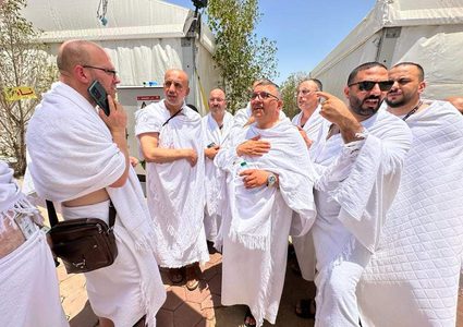 سماحة الشيخ حاتم البكري وزير الأوقاف والشؤون الدينية ورئيس بعثات الحج الفلسطينية خلال تفقده خيام الحجاج في مخيم فلسطين على مشعر عرفة..