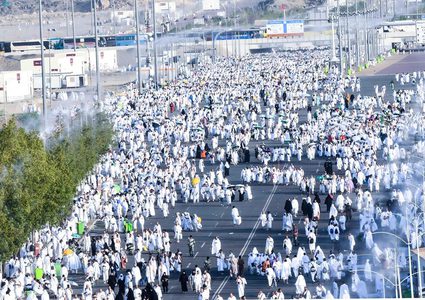 توافد ضيوف الرحمن  إلى صعيد عرفات لأداء ركن الحج الأعظم