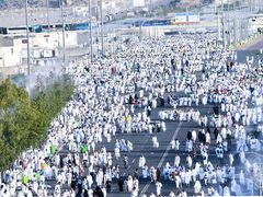 توافد ضيوف الرحمن  إلى صعيد عرفات لأداء ركن الحج الأعظم