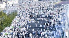 توافد ضيوف الرحمن  إلى صعيد عرفات لأداء ركن الحج الأعظم