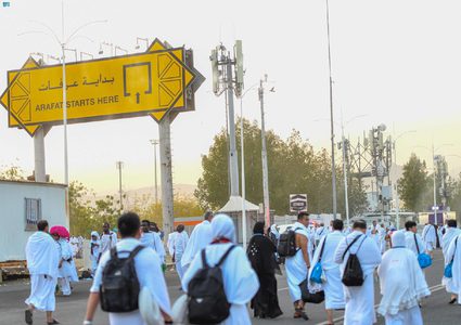 توافد ضيوف الرحمن  إلى صعيد عرفات لأداء ركن الحج الأعظم