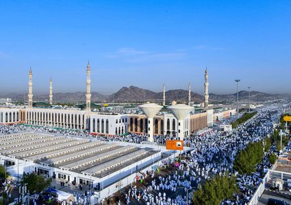 توافد ضيوف الرحمن  إلى صعيد عرفات لأداء ركن الحج الأعظم