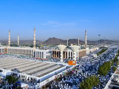 توافد ضيوف الرحمن  إلى صعيد عرفات لأداء ركن الحج الأعظم
