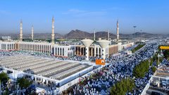 توافد ضيوف الرحمن  إلى صعيد عرفات لأداء ركن الحج الأعظم
