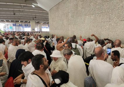 حجاج بيت الله الحرام يرمون جمرة العقبة في أول أيام التشريق